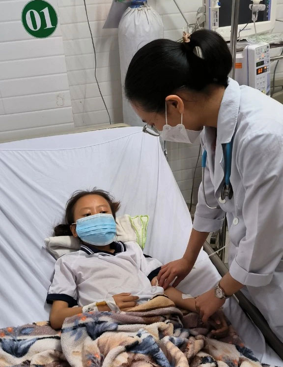 Học sinh nghi bị ngộ độc thực phẩm điều trị tại Bệnh viện Lê Văn Thịnh